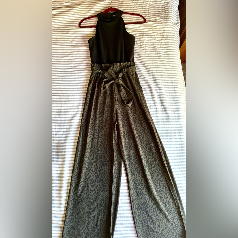 Gorgeous jumpsuit! Never worn medium